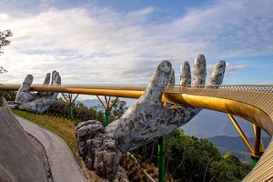 cầu vàng small Golden bridge Da Nang city