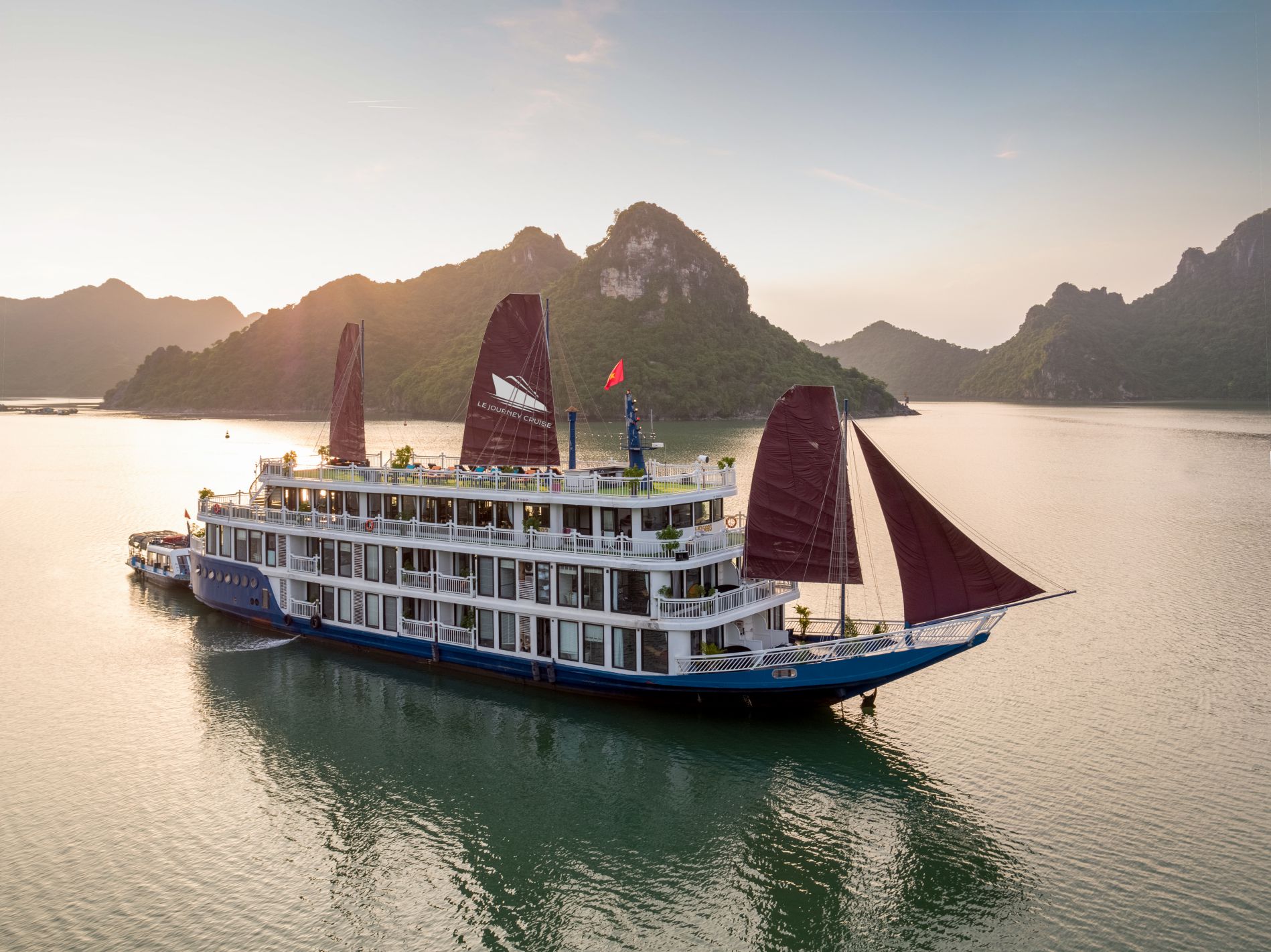 luxury cruise hanoi